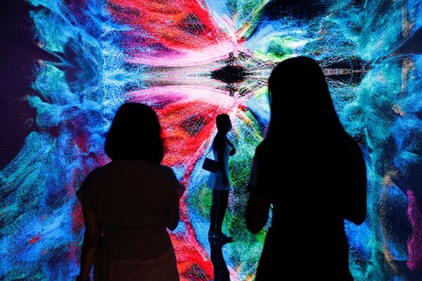 香港數字藝術博覽會展出的視覺藝術家列菲卡•阿納多拉作品《機械幻覺-太空：虛擬世界》。 - 俄羅斯衛星通訊社