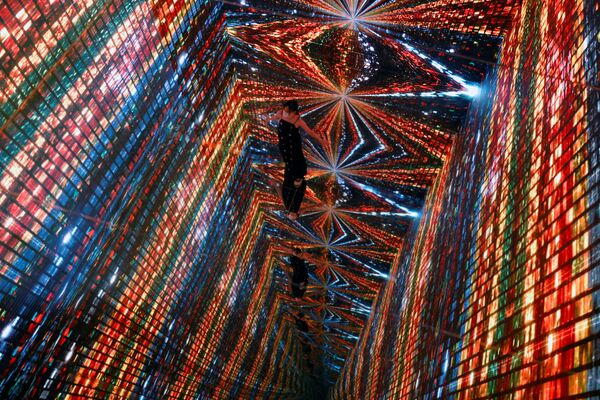 香港數字藝術博覽會展出的視覺藝術家列菲克•阿納多爾作品《機械幻覺-太空：虛擬世界》。 - 俄羅斯衛星通訊社