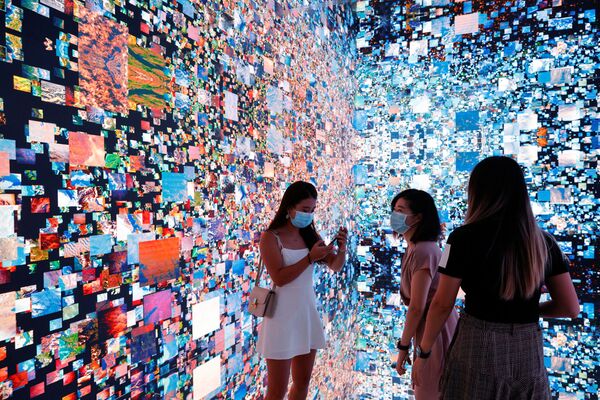 香港數字藝術博覽會展出的視覺藝術家列列菲克•阿納多爾作品《機械幻覺-太空：虛擬世界》。 - 俄羅斯衛星通訊社