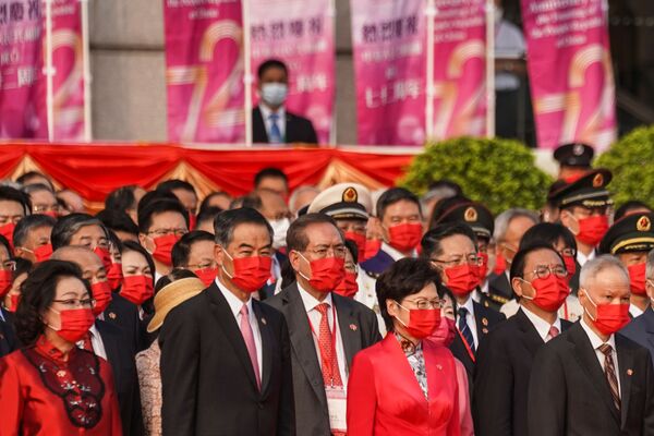 Hong Kong Chief Executive Carrie Lam and former Chief Executive Leung Chun-ying stand beside their spouses, Lam Siu-por and Regina Tong, during a flag-raising ceremony marking the Chinese National Day in Hong Kong, China October 1, 2021.  - 俄罗斯卫星通讯社