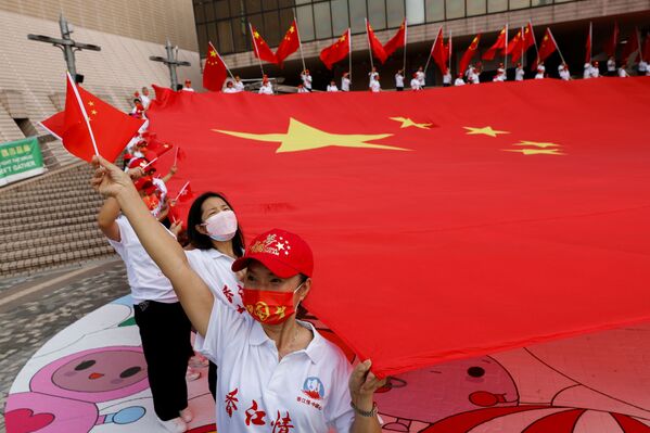 带着中国国旗的人们参加了 10 月 1 日的庆祝活动 。 - 俄罗斯卫星通讯社