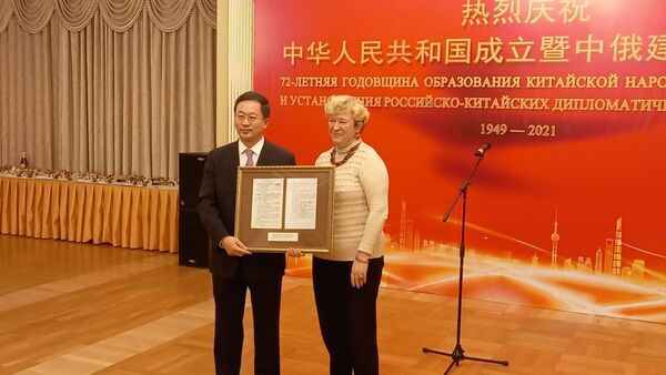 Российский архив подарил представителям Китая копию Устава КПК, принятого в 1928 году - 俄羅斯衛星通訊社