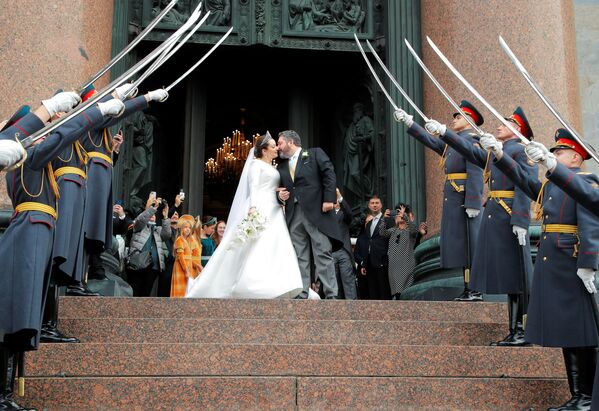 格奥尔基·罗曼诺夫大公和维多利亚·贝塔里尼在圣彼得堡伊萨基辅大教堂出口接吻 - 俄罗斯卫星通讯社