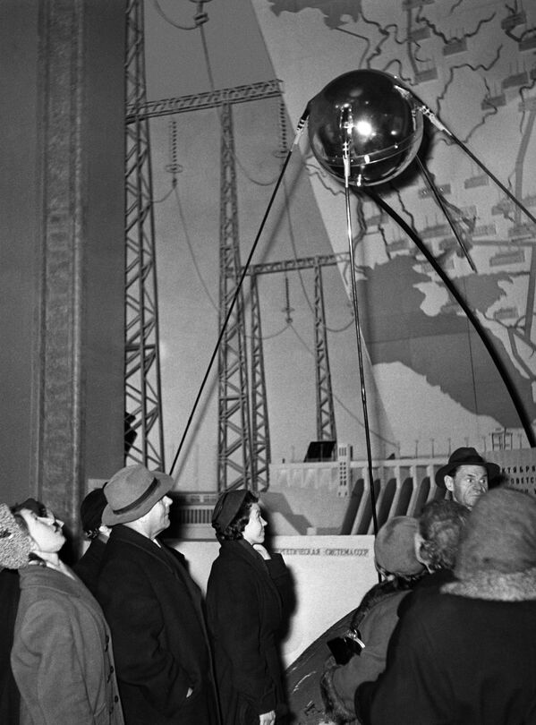 1957年10月4日，蘇聯發射世界首顆人造衛星。圖為遊客們參觀該衛星復刻模型。 - 俄羅斯衛星通訊社