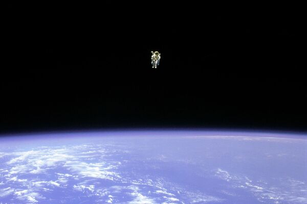 宇航员布鲁斯•麦坎德利斯在太空中自由飞行。 - 俄罗斯卫星通讯社