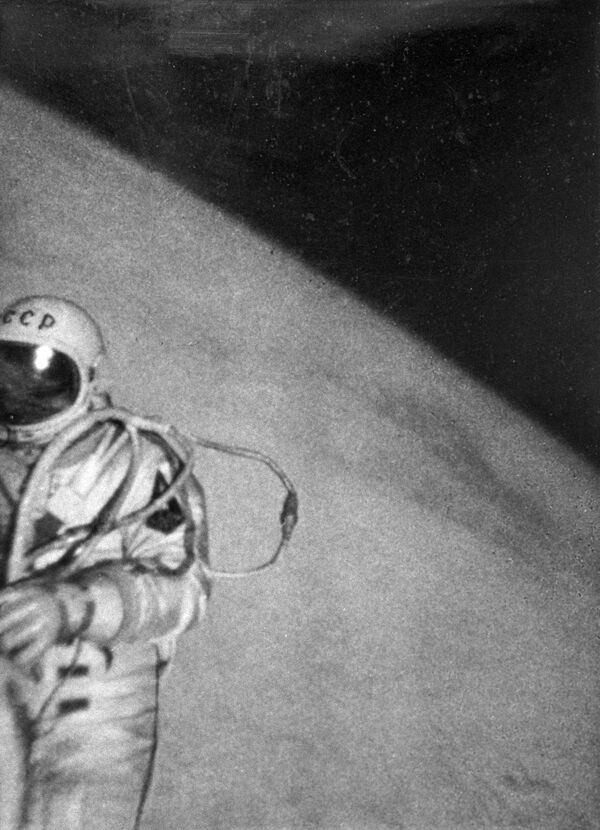 宇航員阿列克謝•列昂諾夫首次進行出艙行走。 - 俄羅斯衛星通訊社