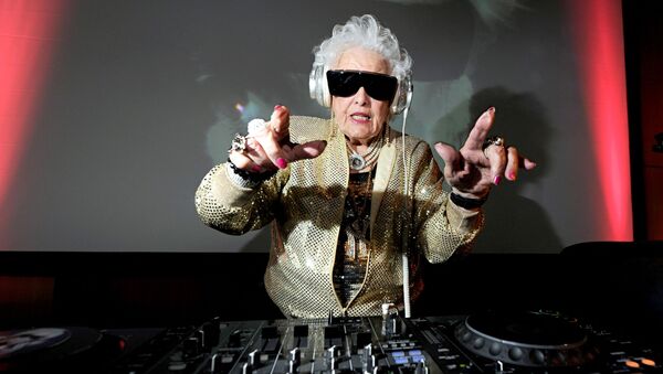 露絲•弗勞爾在70歲時推出首支搖滾樂，隨後成為世界知名的搖滾DJ奶奶。 - 俄羅斯衛星通訊社