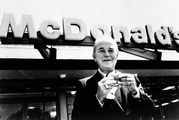 麦当劳公司创始人雷•克拉克在52岁之前曾经推销过纸杯。 - 俄罗斯卫星通讯社