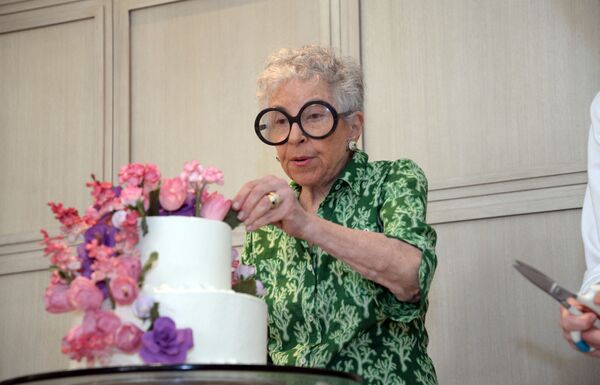 西尔维娅•温斯托克52岁时开始售卖自制蛋糕。如今82岁高龄的她，已经是世界知名蛋糕供应商。 - 俄罗斯卫星通讯社