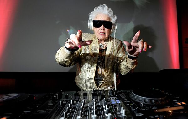 露丝•弗劳尔在70岁时推出首支摇滚乐，随后成为世界知名的摇滚DJ奶奶。 - 俄罗斯卫星通讯社
