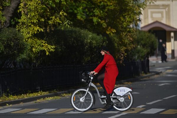 在莫斯科新圣女修道院附近骑自行车的女孩。 - 俄罗斯卫星通讯社