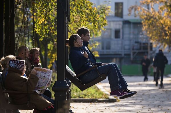 莫斯科新聖女修道院裡休息的人們。 - 俄羅斯衛星通訊社
