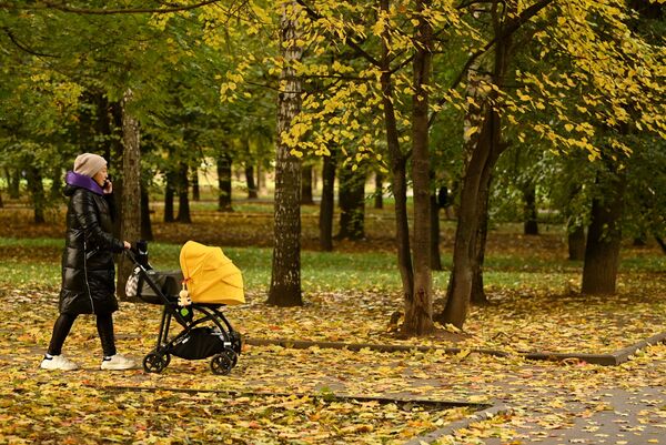 莫斯科紅普列斯尼亞公園裡推童車帶孩子出來散步的女子。 - 俄羅斯衛星通訊社