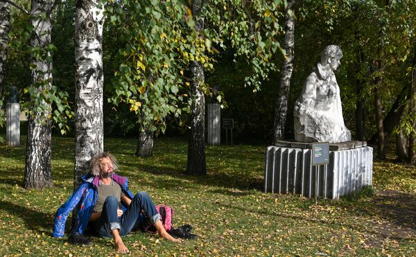 一名男子坐在莫斯科Muzeon藝術公園的樹下曬太陽。 - 俄羅斯衛星通訊社