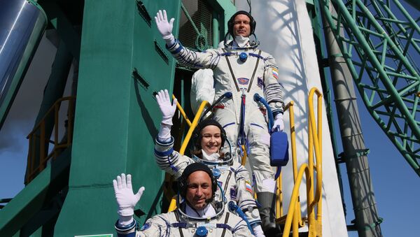 Члены основного экипажа 66-й экспедиции на Международную космическую станцию перед стартом космического корабля Союз МС-19  - 俄羅斯衛星通訊社