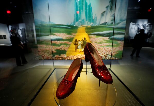 加州洛杉磯，奧斯卡電影博物館裡影片《綠野仙蹤》中多蘿西的紅鞋。 - 俄羅斯衛星通訊社