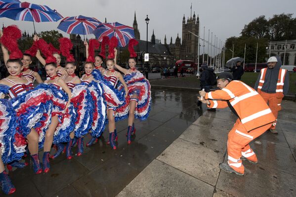 伦敦，工人们拍摄正在进行表演的巴黎“红磨坊”的舞者们。 - 俄罗斯卫星通讯社