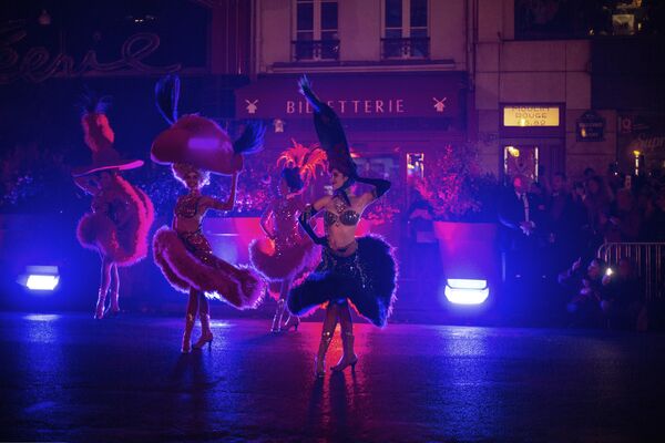 巴黎，“红磨坊”的舞者们正在表演中。 - 俄罗斯卫星通讯社