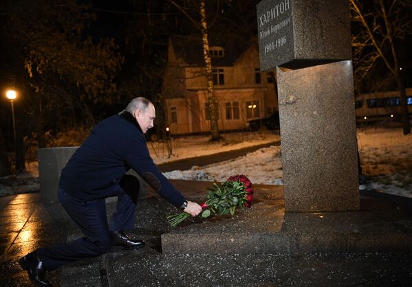 俄罗斯总统弗拉基米尔·普京在萨罗夫市向俄联邦核中心全俄实验物理学科学研究所首位科研负责人哈里顿的纪念碑献花  - 俄罗斯卫星通讯社