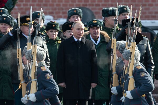 俄罗斯总统普京在无名烈士墓献花仪式上 。 - 俄罗斯卫星通讯社