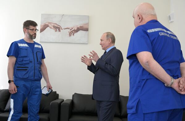 俄罗斯总统弗拉基米尔·普京在普希金市参观No.4急救站新建筑 。 - 俄罗斯卫星通讯社