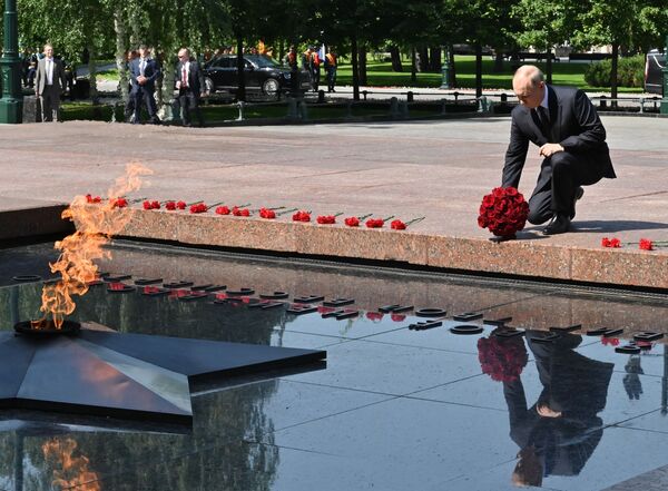 俄罗斯总统弗拉基米尔·普京于纪念和哀悼日在亚历山大公园向无名烈士墓献花 。 - 俄罗斯卫星通讯社