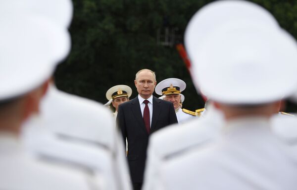 俄联邦武装力量最高统帅弗拉基米尔·普京出席俄罗斯海军节主阅兵  。 - 俄罗斯卫星通讯社