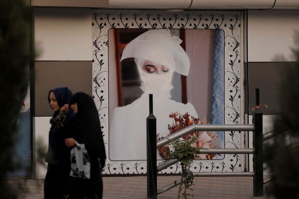 喀布尔，几名女子从重新绘过图的围墙前走过。 - 俄罗斯卫星通讯社