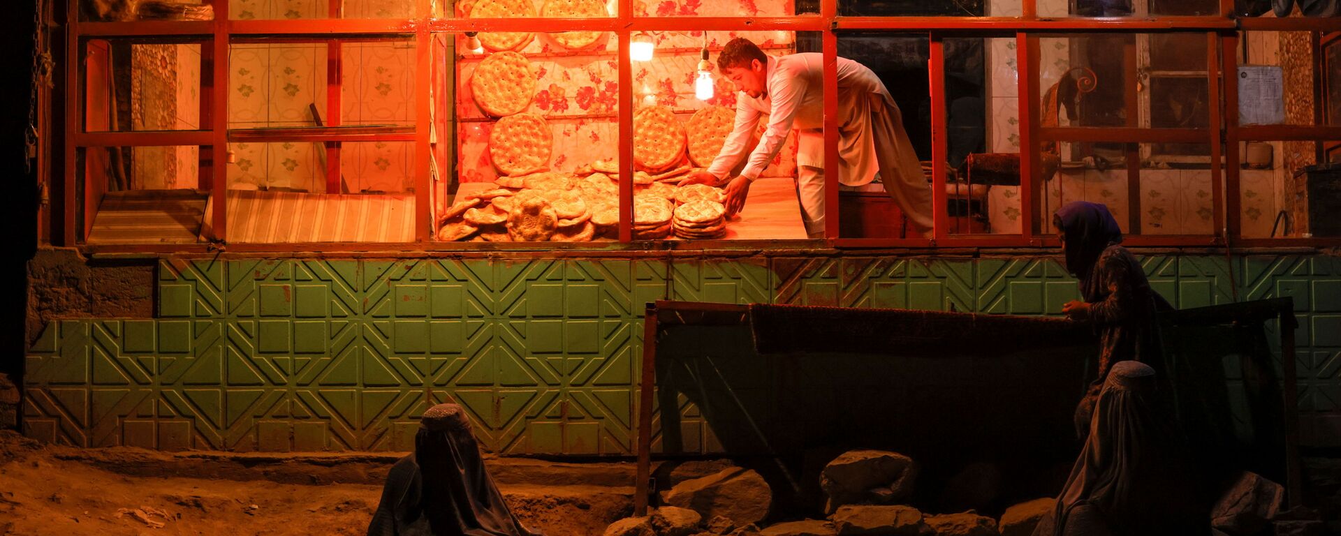 Женщина в бурке у пекарни в Кабуле  - 俄罗斯卫星通讯社, 1920, 01.01.2022