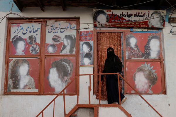 喀布爾一家美容院附近戴面紗的女子。 - 俄羅斯衛星通訊社