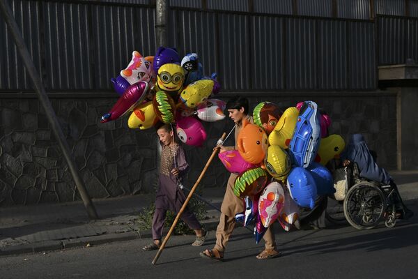 喀布爾街上賣氣球的孩子。 - 俄羅斯衛星通訊社
