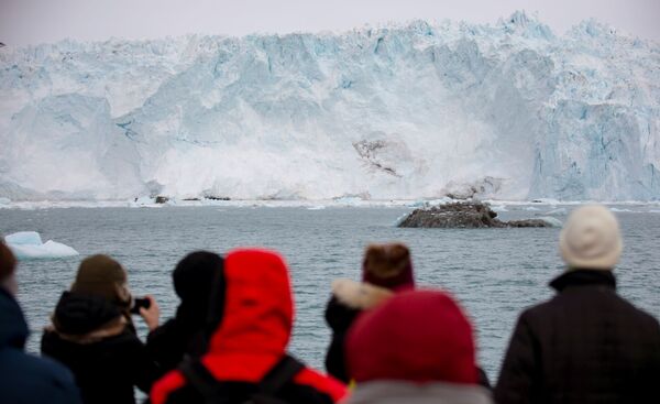 格陵蘭島伊奇普·賽米亞冰川前的遊客。 - 俄羅斯衛星通訊社