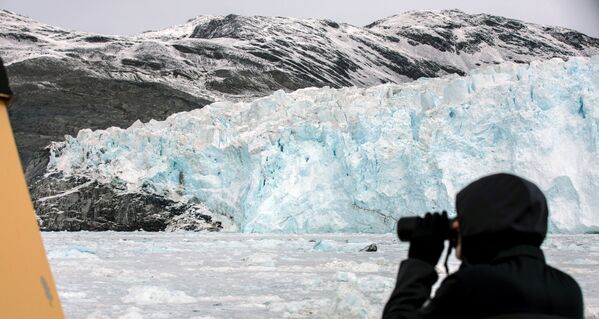 游客观赏格陵兰岛伊奇普·赛米亚冰川。 - 俄罗斯卫星通讯社