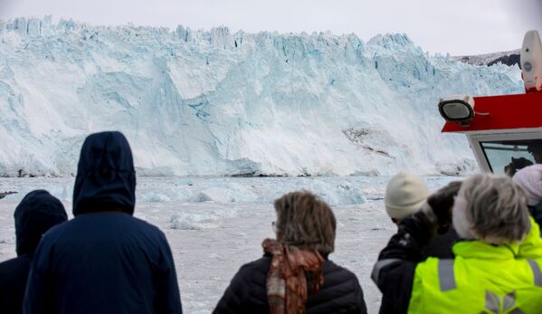 游客观赏格陵兰岛伊奇普·赛米亚冰川。 - 俄罗斯卫星通讯社