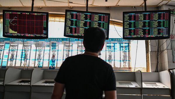 Мужчина наблюдает за ростом акций, Шанхай - 俄罗斯卫星通讯社