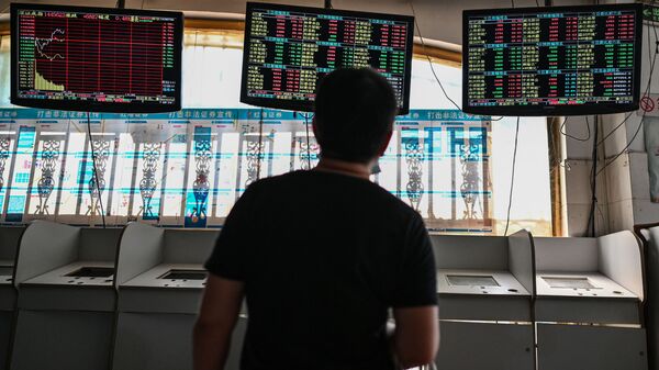 Мужчина наблюдает за ростом акций, Шанхай - 俄羅斯衛星通訊社