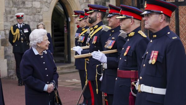 Британская королева Елизавета II встречается с членами Королевского артиллерийского полка Канады в Виндзорском замке - 俄罗斯卫星通讯社