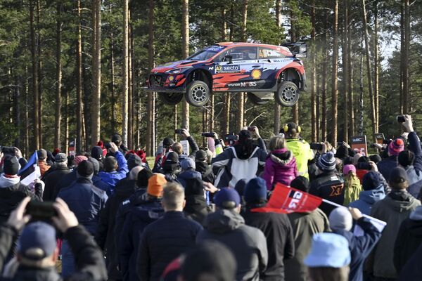 在勞卡舉行的WRC芬蘭拉力賽中，愛爾蘭車手克雷格·布林和領航員保羅·納格爾駕駛的賽車快到飛起。 - 俄羅斯衛星通訊社