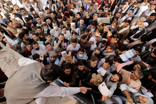 阿富汗喀布爾，護照簽發中心附近聚集的人群。 - 俄羅斯衛星通訊社