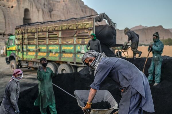 哈扎拉的工人正在將煤炭裝車。 - 俄羅斯衛星通訊社