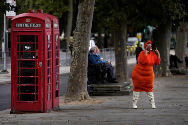 倫敦，模特在電話亭前擺造型。 - 俄羅斯衛星通訊社