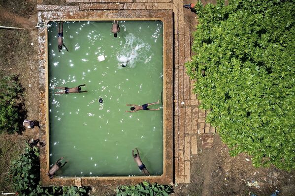 印度班加罗尔游泳池里游泳的孩子们。 - 俄罗斯卫星通讯社