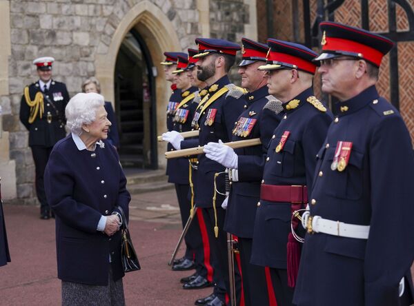 英國女王伊麗莎白二世在溫莎城堡會見加拿大皇家炮兵團成員。 - 俄羅斯衛星通訊社