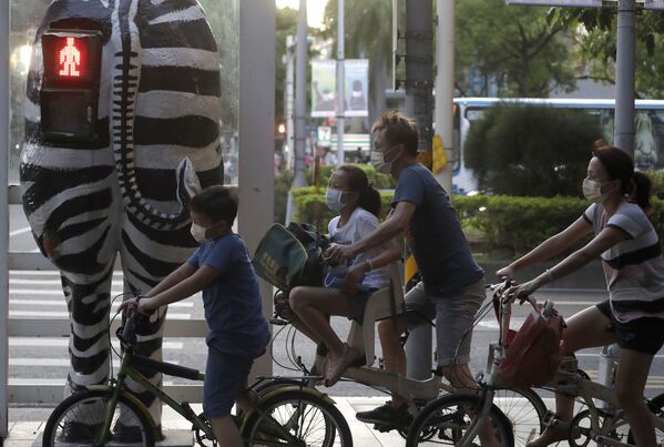 台湾台北，斑马形红绿灯旁戴口罩骑自行车的人们。 - 俄罗斯卫星通讯社