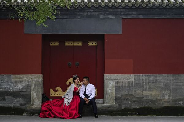中国北京，故宫附近的新婚夫妇。 - 俄罗斯卫星通讯社