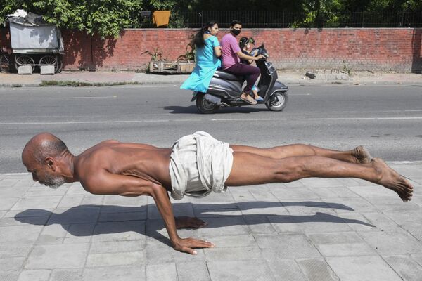 印度阿姆利则，一名男子在人行道上练习瑜伽。 - 俄罗斯卫星通讯社