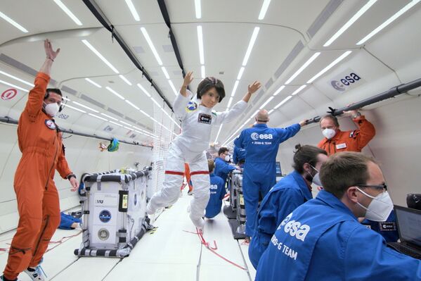 和歐洲航天局合作、以意大利女宇航員薩曼莎·克里斯托弗雷蒂為原型特製的真人大小的芭比娃娃正在“體驗”零重力飛行。 - 俄羅斯衛星通訊社