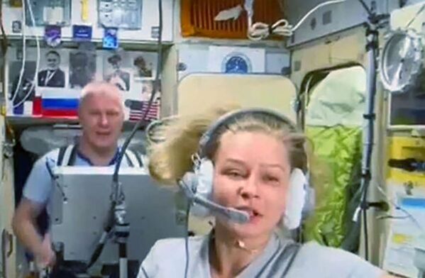 演员尤利娅•佩列西尔德和宇航员奥列格•诺维茨基在国际空间站。 - 俄罗斯卫星通讯社