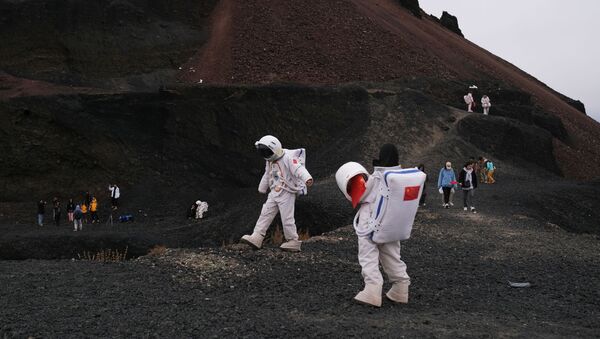 中国乌兰哈达火山群6号火山附近的“航天员”们 - 俄罗斯卫星通讯社