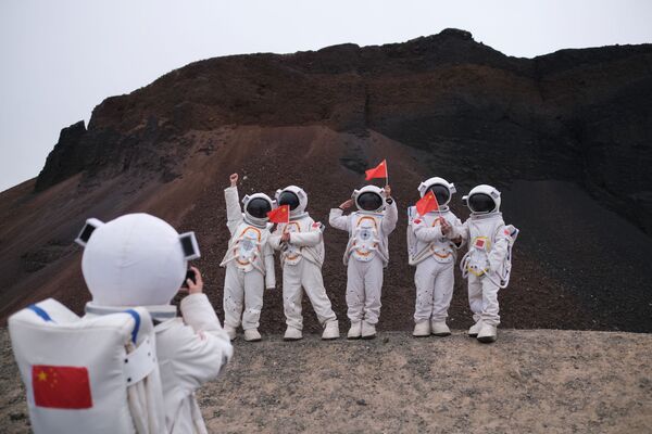 內蒙古烏蘭哈達火山群6號火山附近身著宇航員服裝的遊客們。 - 俄羅斯衛星通訊社